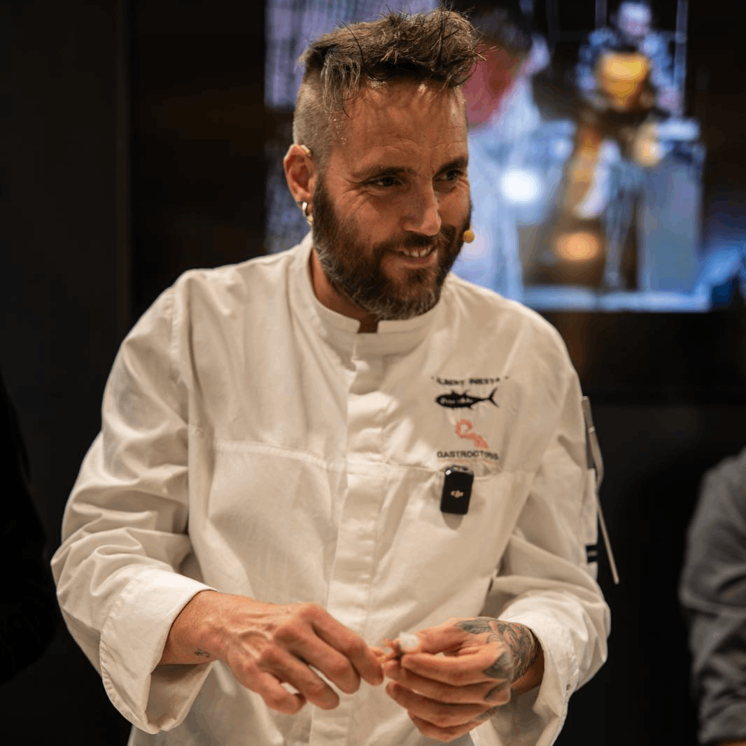 Chef Albert Iniesta preparando gambas