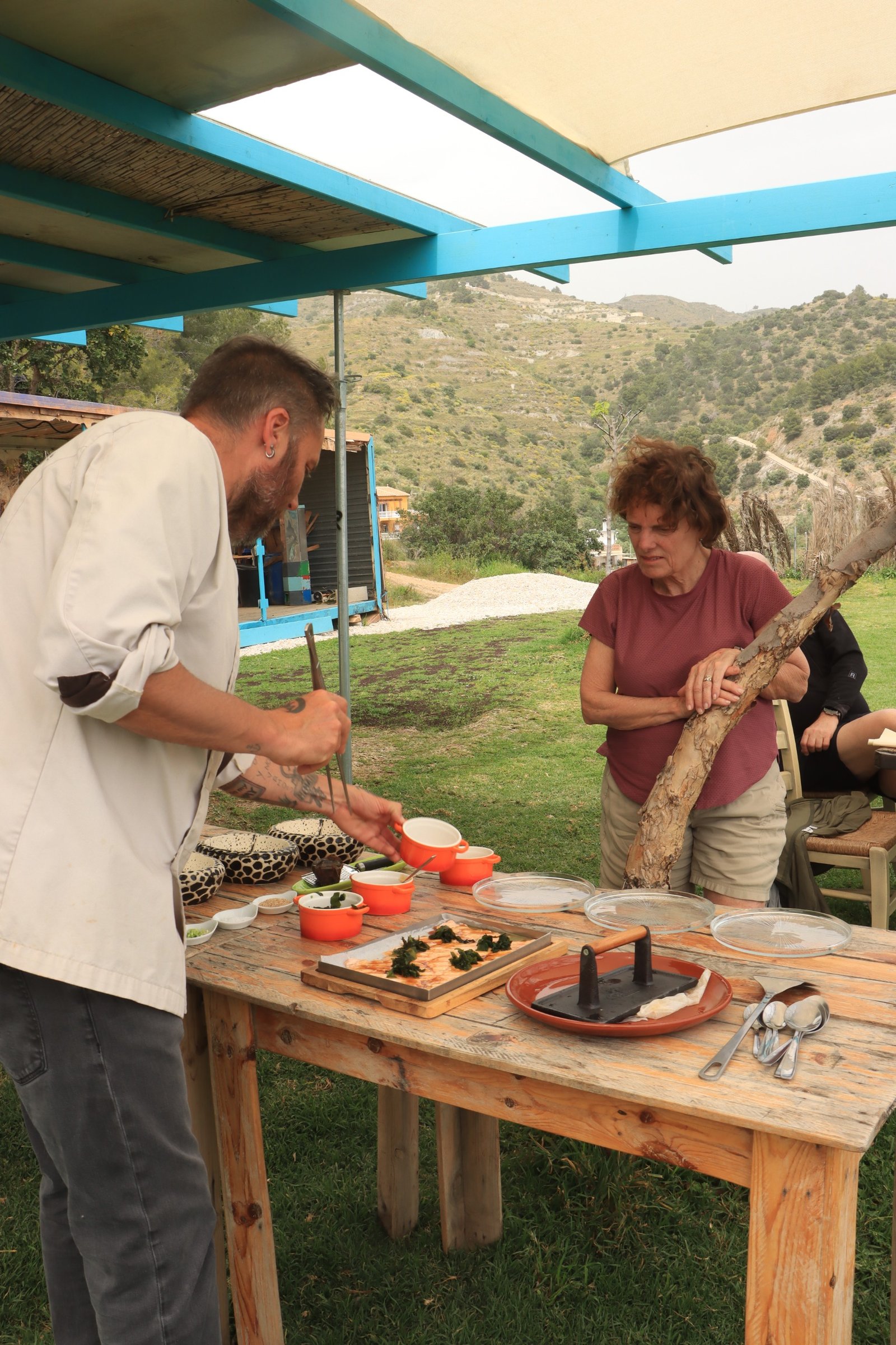 Chef con grupo en el huerto