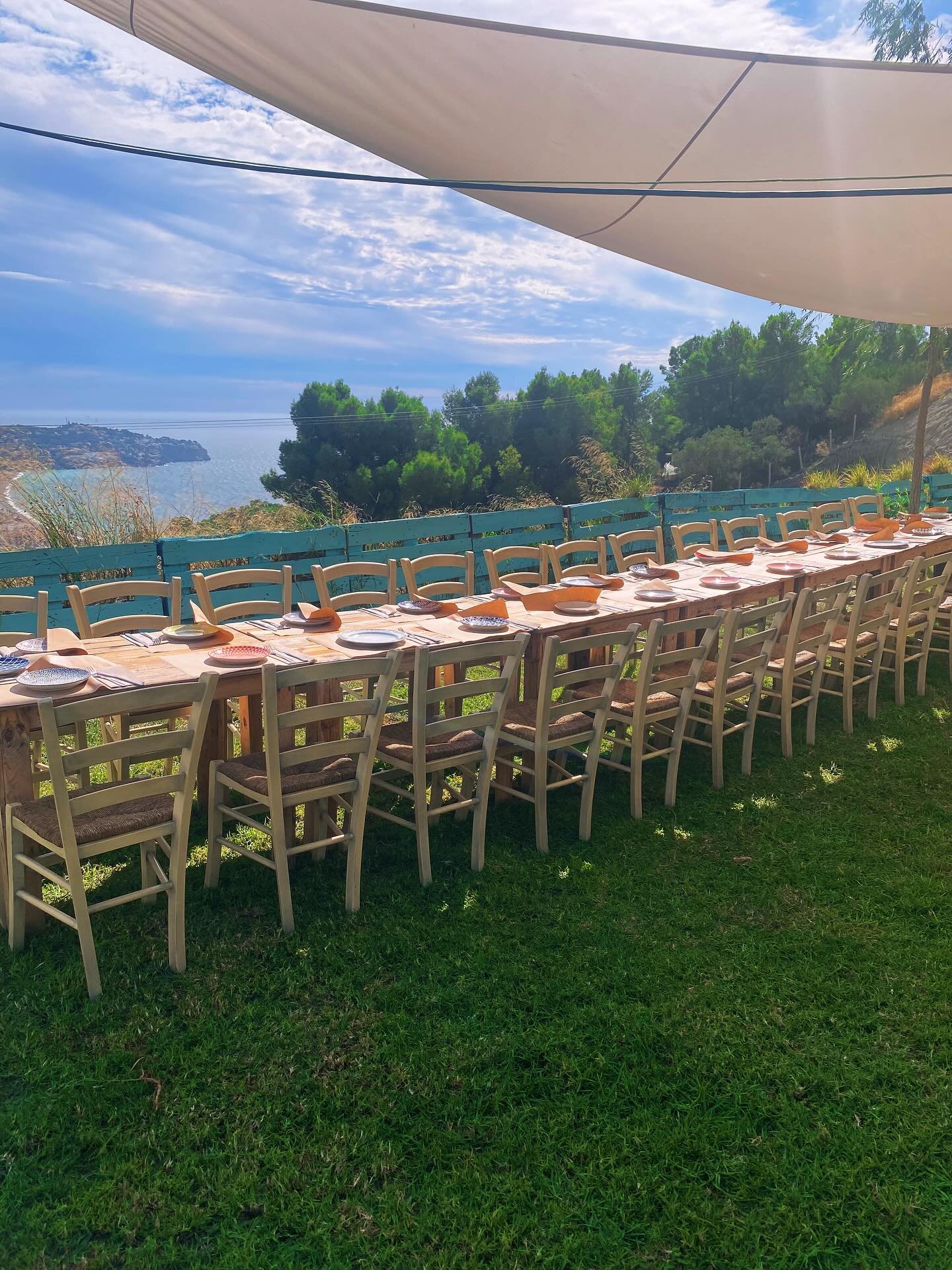 Mesa montada para un evento en la finca