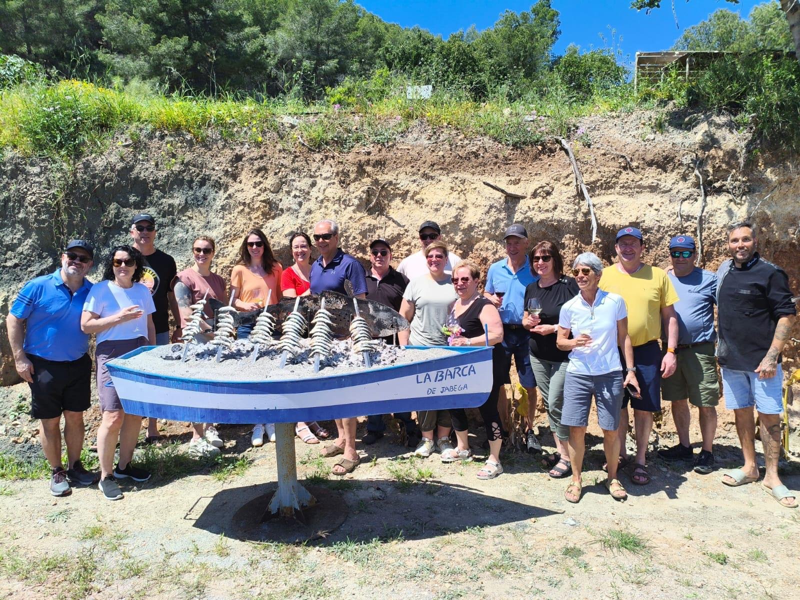 Grupo celebrando con espetos, La Barca de Jábega