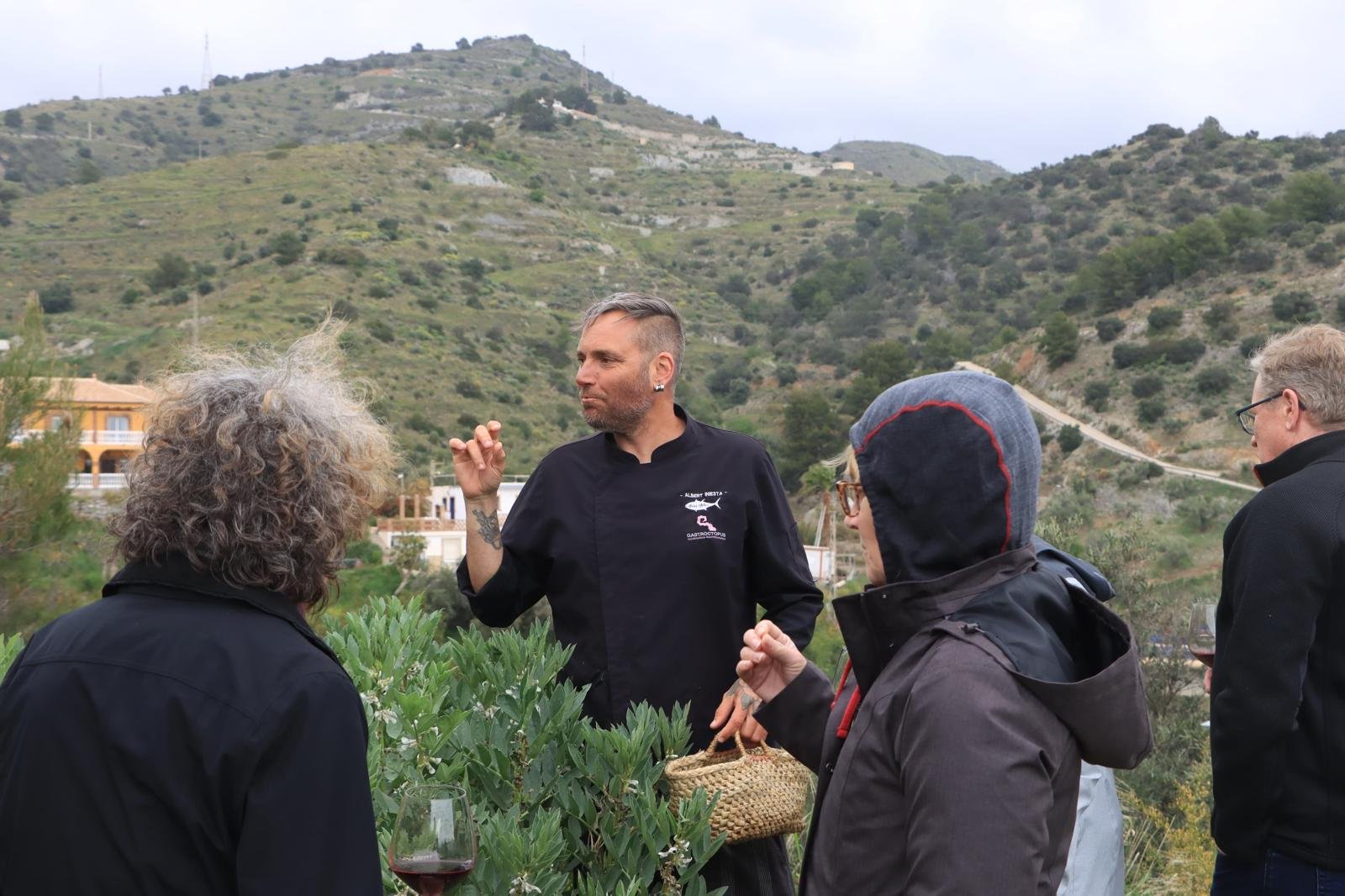 Huerto de la finca, cesta de pimientos