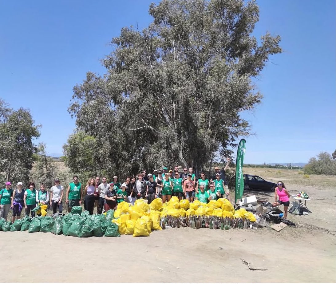 Voluntarios en la limpieza de playa